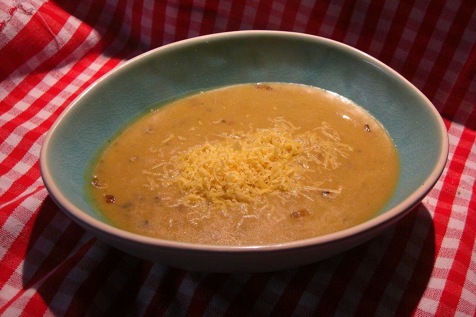 Kartoffelsuppe mit Käse