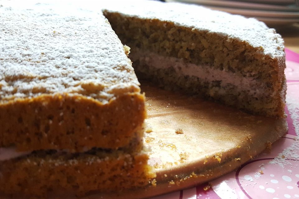 Haselnusskuchen mit Wildpreiselbeersahne