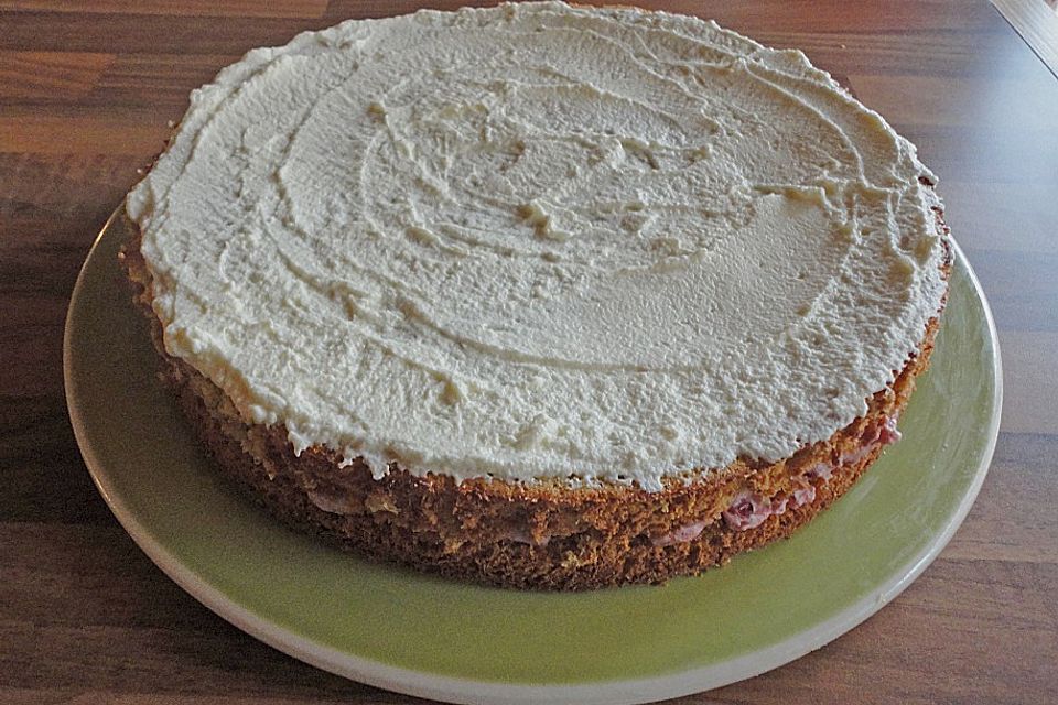 Haselnusskuchen mit Wildpreiselbeersahne