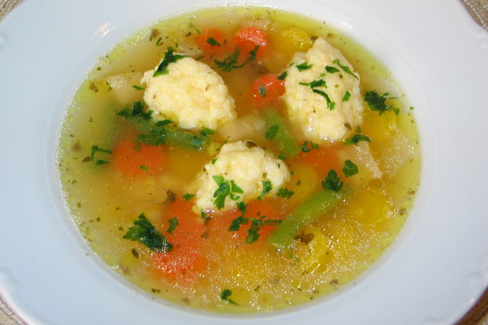 Gemüsesuppe mit Grießklößchen