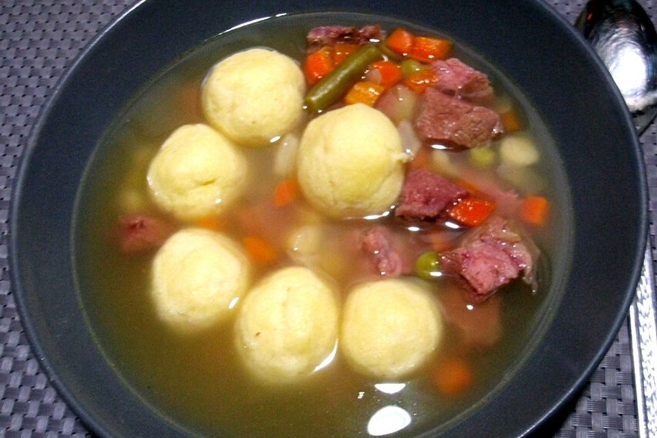 Gemüsesuppe mit Grießklößchen