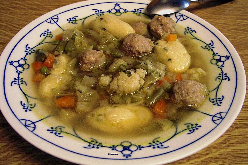 Gemüsesuppe mit Grießklößchen