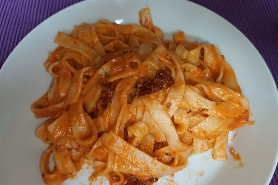 Spaghetti mit rotem Pesto