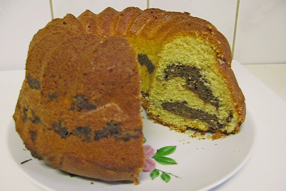 Gefüllter Nusskuchen