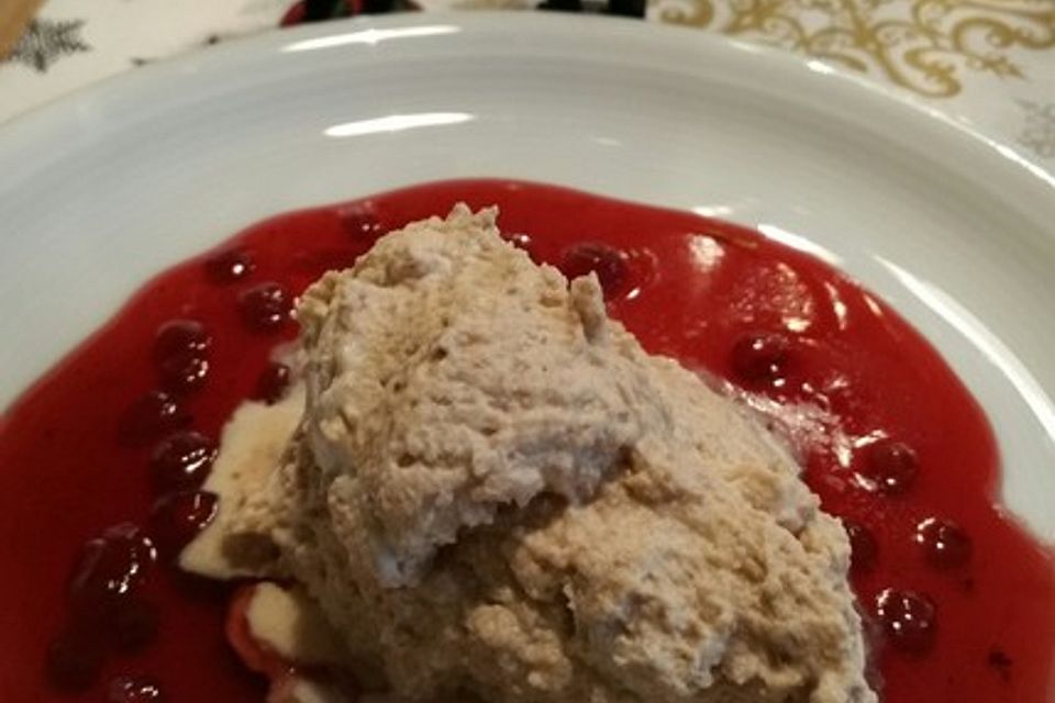 Lebkuchenmousse mit Glühweinsauce