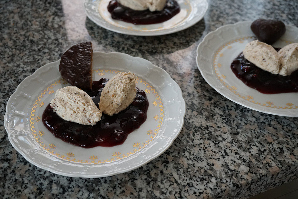 Lebkuchenmousse mit Glühweinsauce