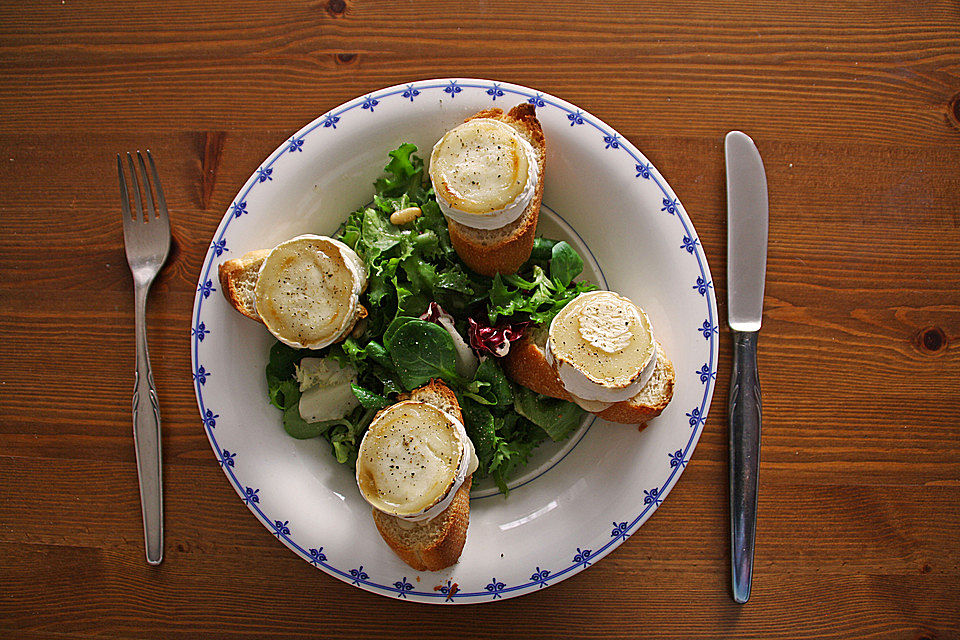 Gratinierter Ziegenkäse auf Wildkräutersalat