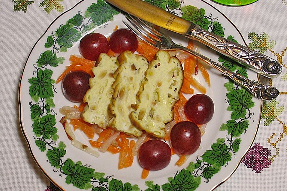 Käseterrine mit Obstsalat