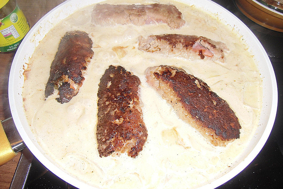 Hackröllchen in Zwiebelsoße