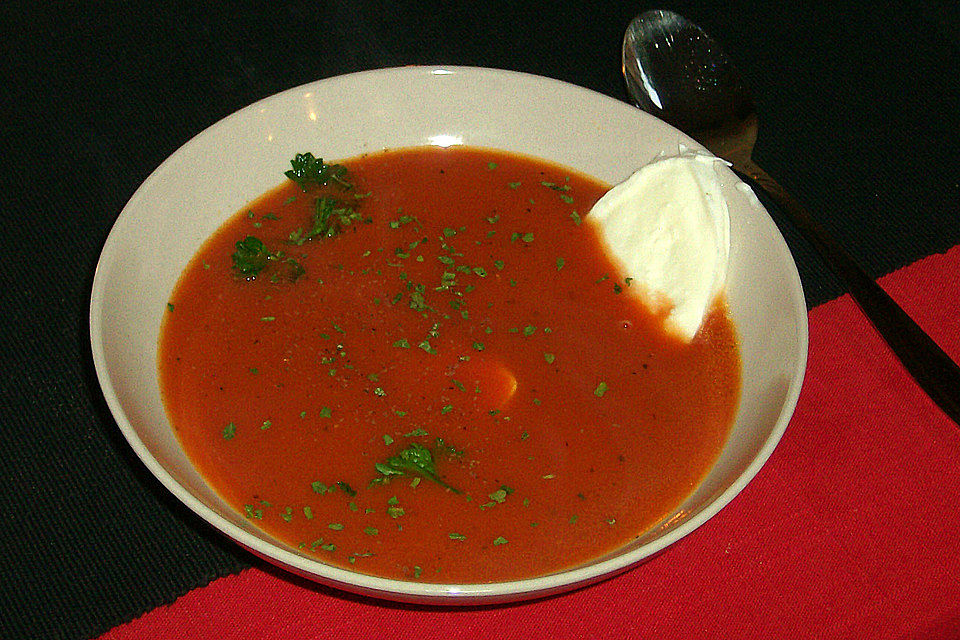 Basilikum - Tomatensuppe mit Mozzarella