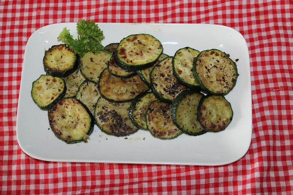 Gebratene Zucchini in Olivenöl