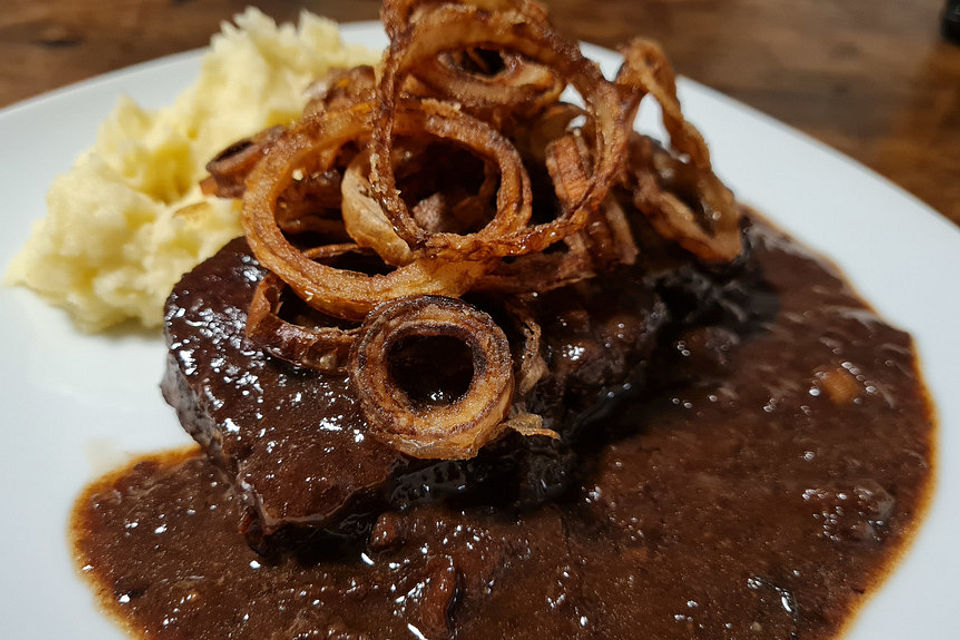 Gedünsteter Zwiebelrostbraten