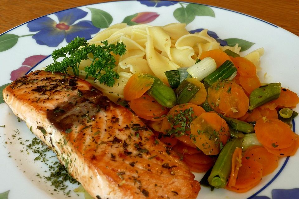 Lachs mit feinem Gemüse