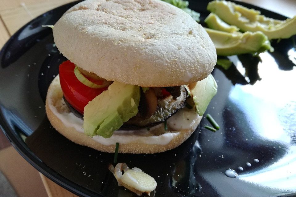 Tomaten-Auberginen-Avocado-Burger