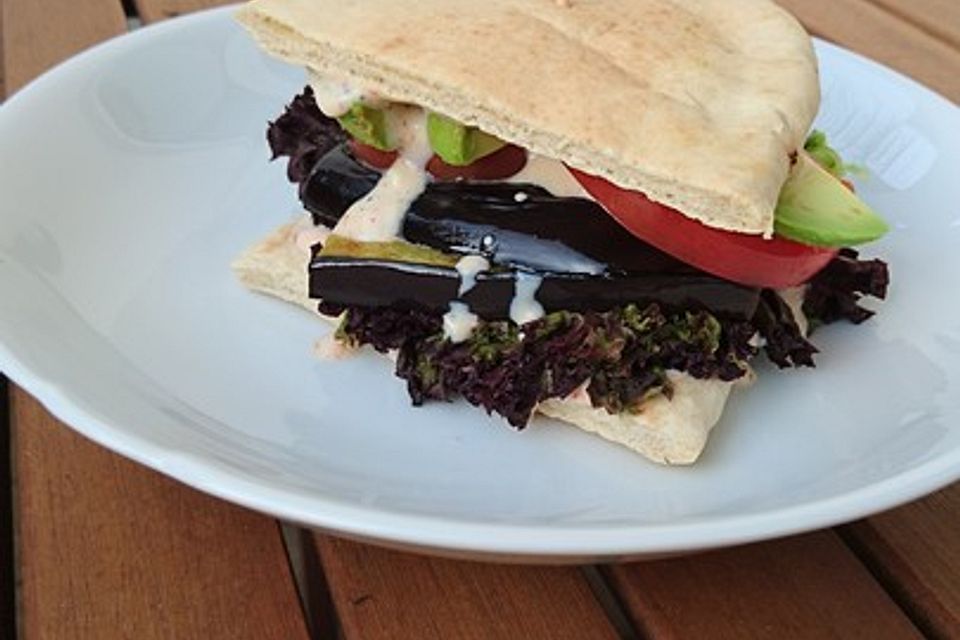 Tomaten-Auberginen-Avocado-Burger