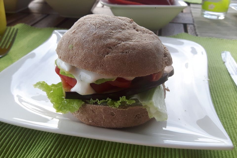 Tomaten-Auberginen-Avocado-Burger