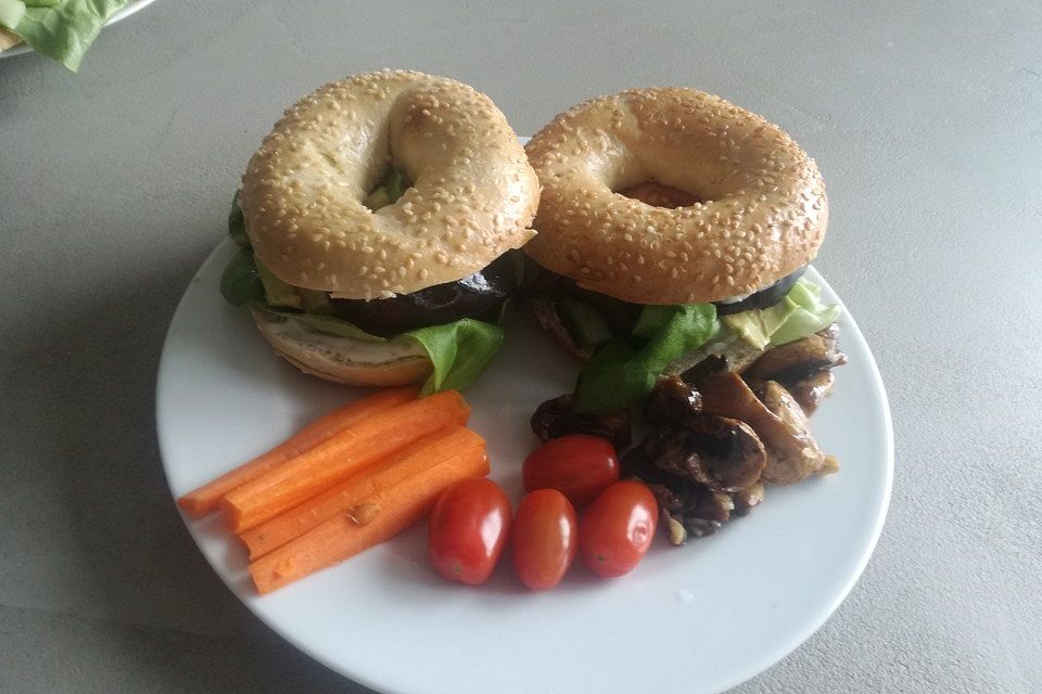 Tomaten-Auberginen-Avocado-Burger