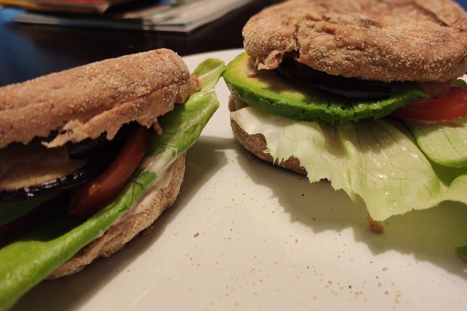 Tomaten-Auberginen-Avocado-Burger