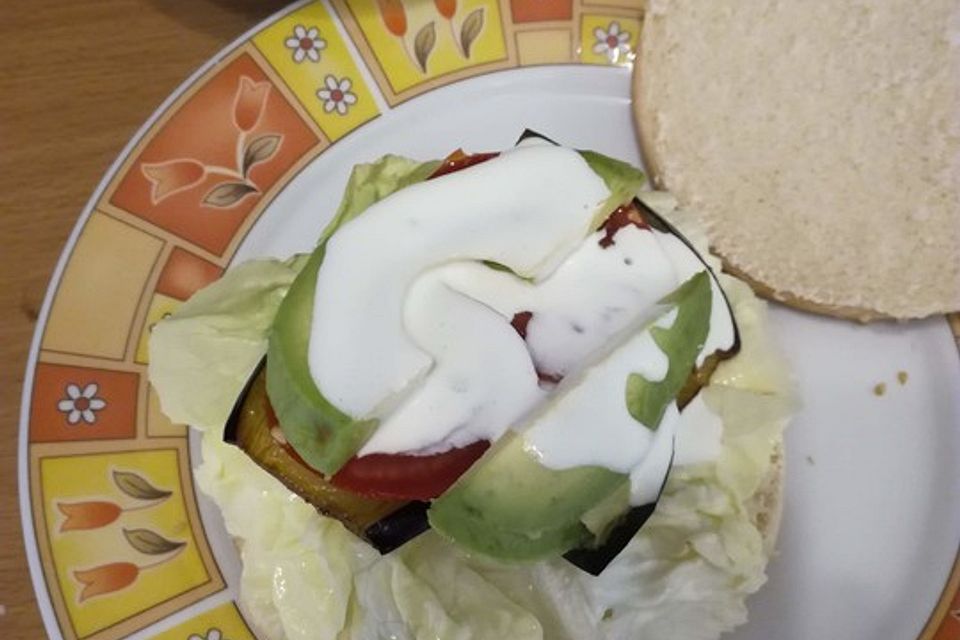 Tomaten-Auberginen-Avocado-Burger