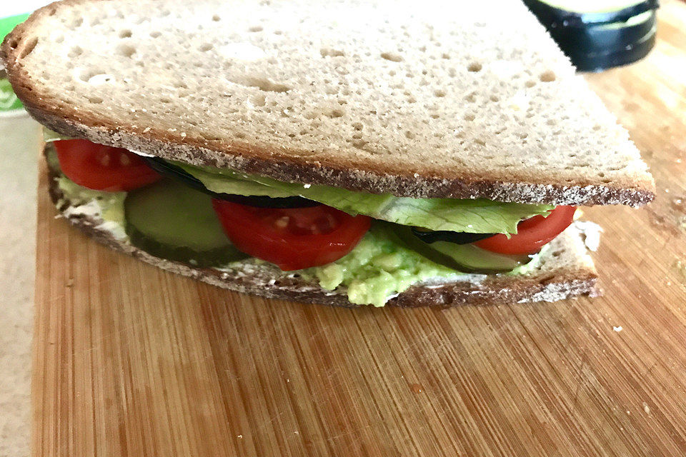 Tomaten-Auberginen-Avocado-Burger