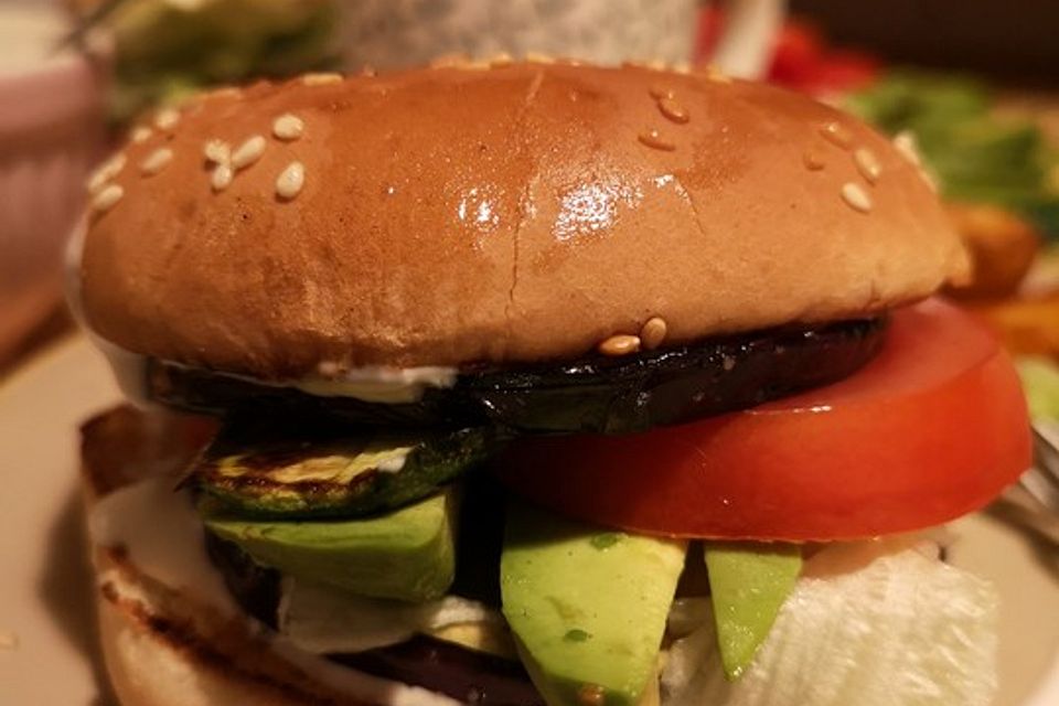 Tomaten-Auberginen-Avocado-Burger