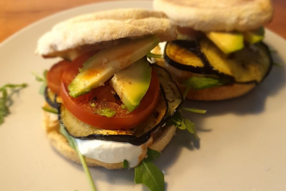 Tomaten-Auberginen-Avocado-Burger