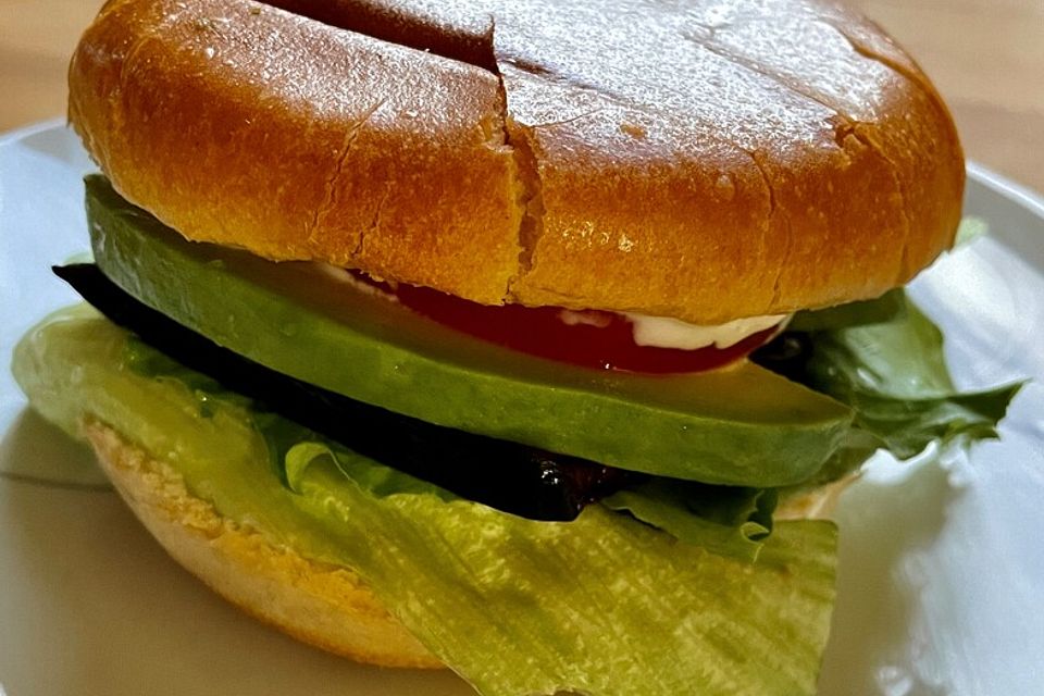 Tomaten-Auberginen-Avocado-Burger