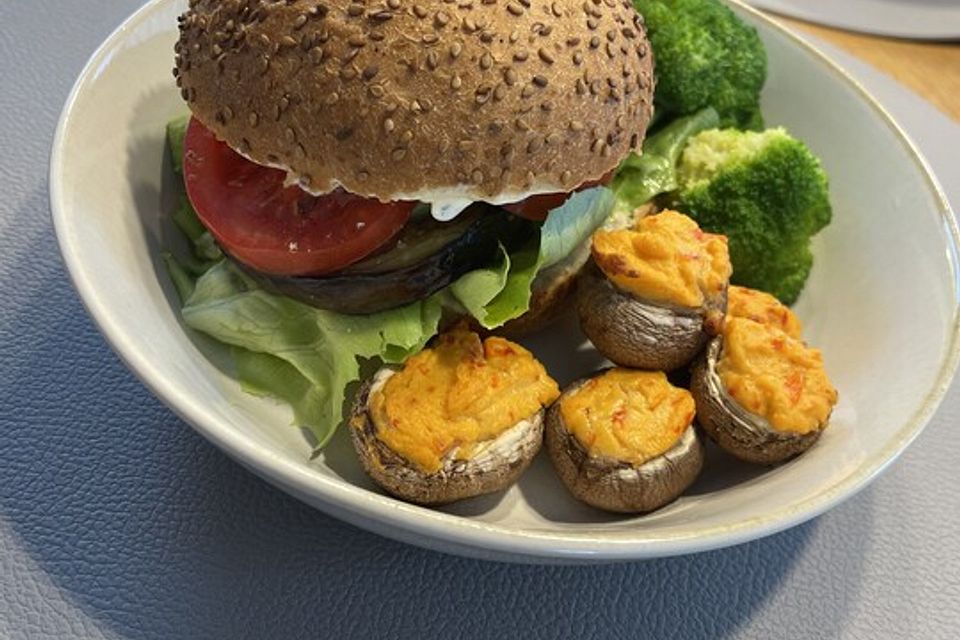 Tomaten-Auberginen-Avocado-Burger