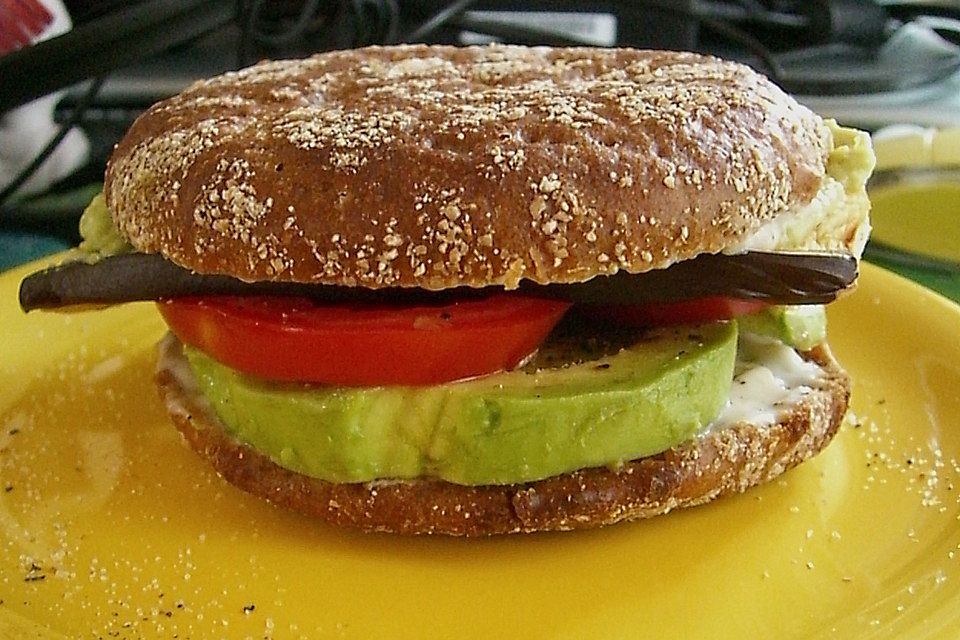 Tomaten-Auberginen-Avocado-Burger