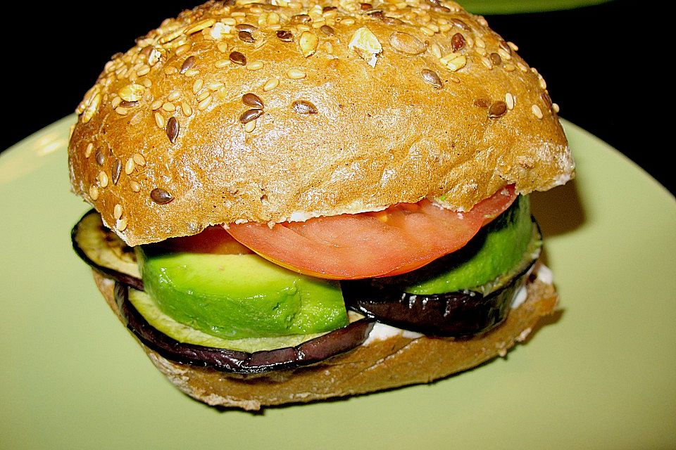 Tomaten-Auberginen-Avocado-Burger