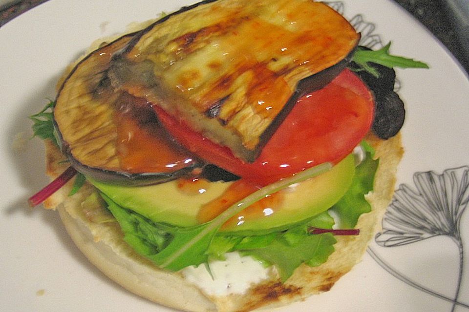 Tomaten-Auberginen-Avocado-Burger