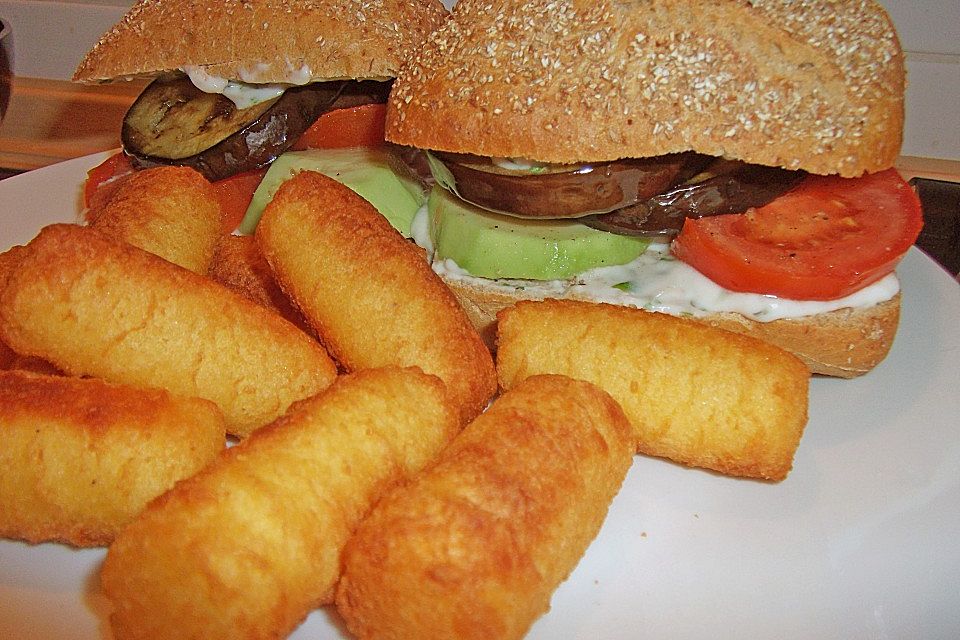 Tomaten-Auberginen-Avocado-Burger