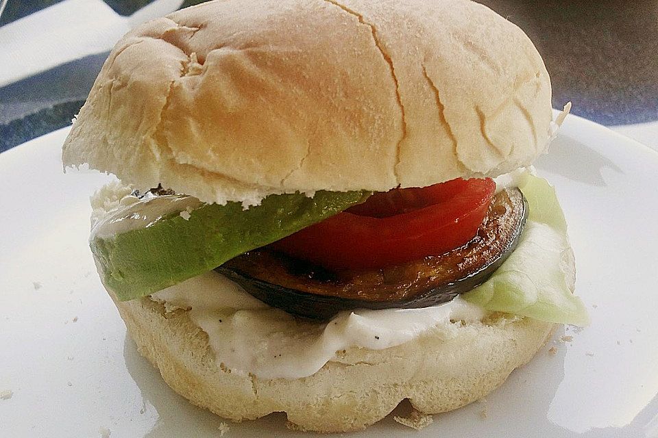 Tomaten-Auberginen-Avocado-Burger