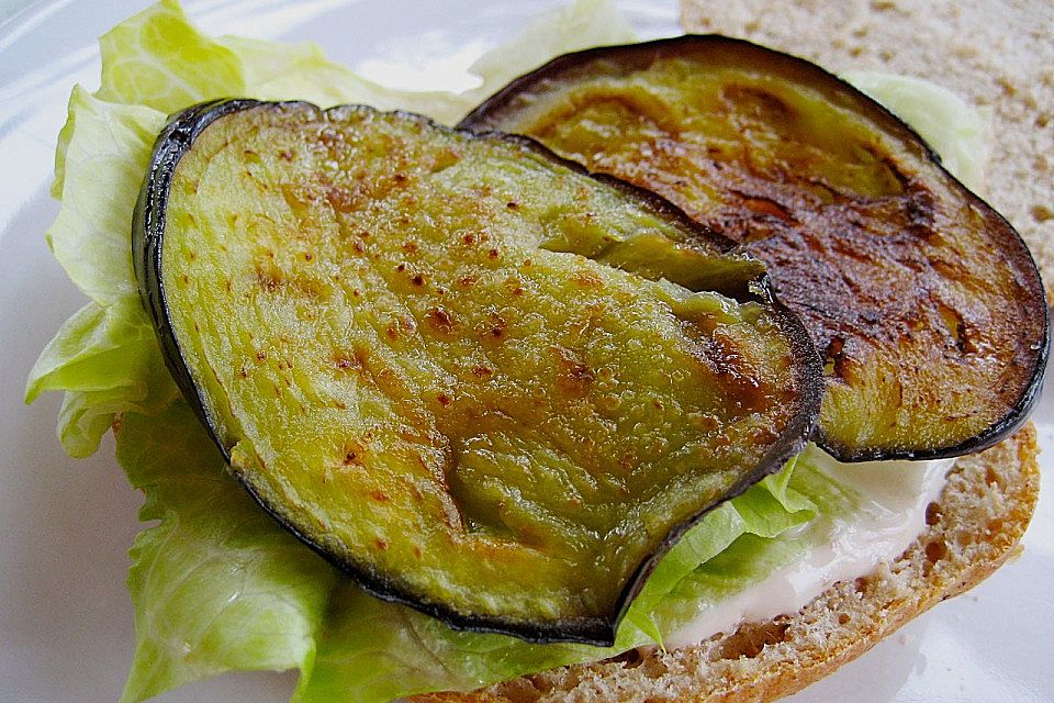 Tomaten-Auberginen-Avocado-Burger