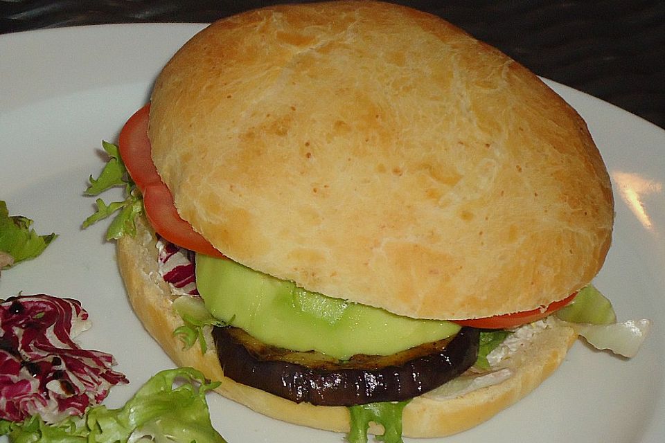 Tomaten-Auberginen-Avocado-Burger