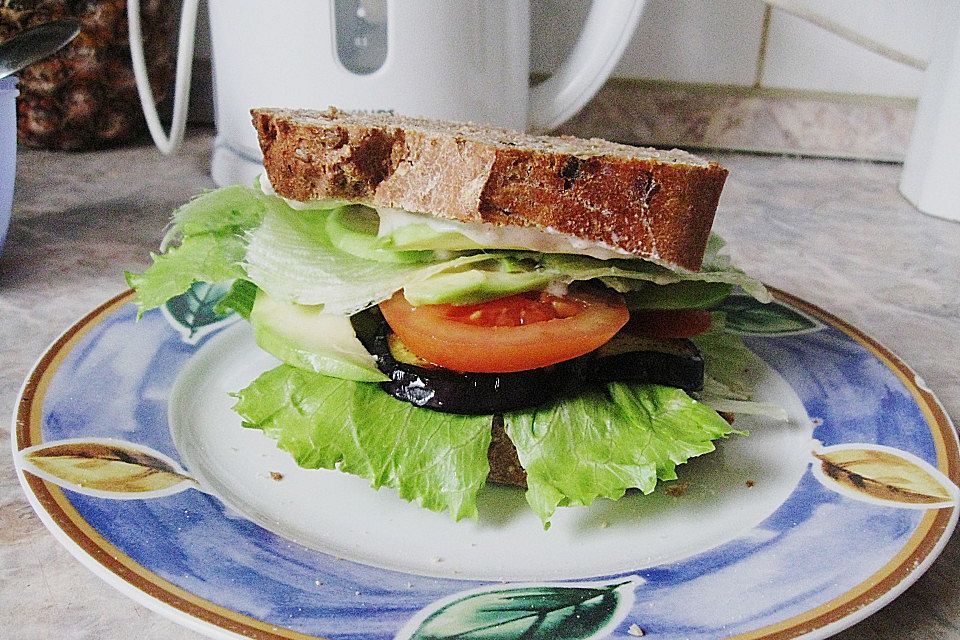 Tomaten-Auberginen-Avocado-Burger