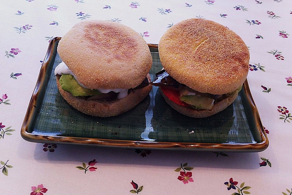 Tomaten-Auberginen-Avocado-Burger