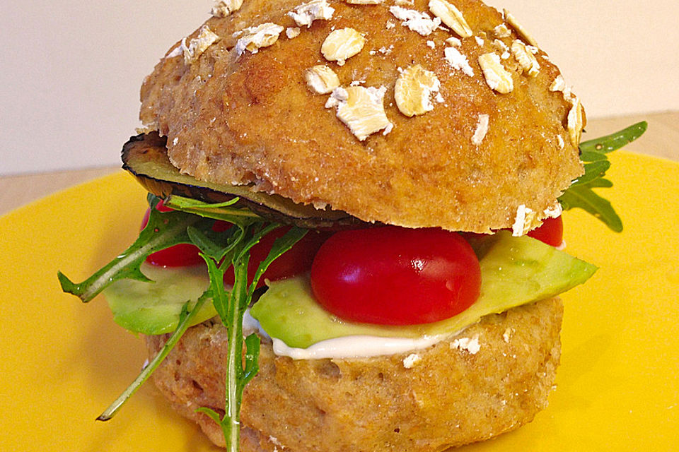 Tomaten-Auberginen-Avocado-Burger