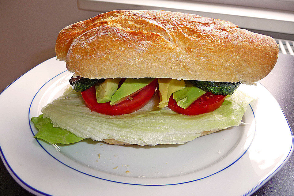 Tomaten-Auberginen-Avocado-Burger