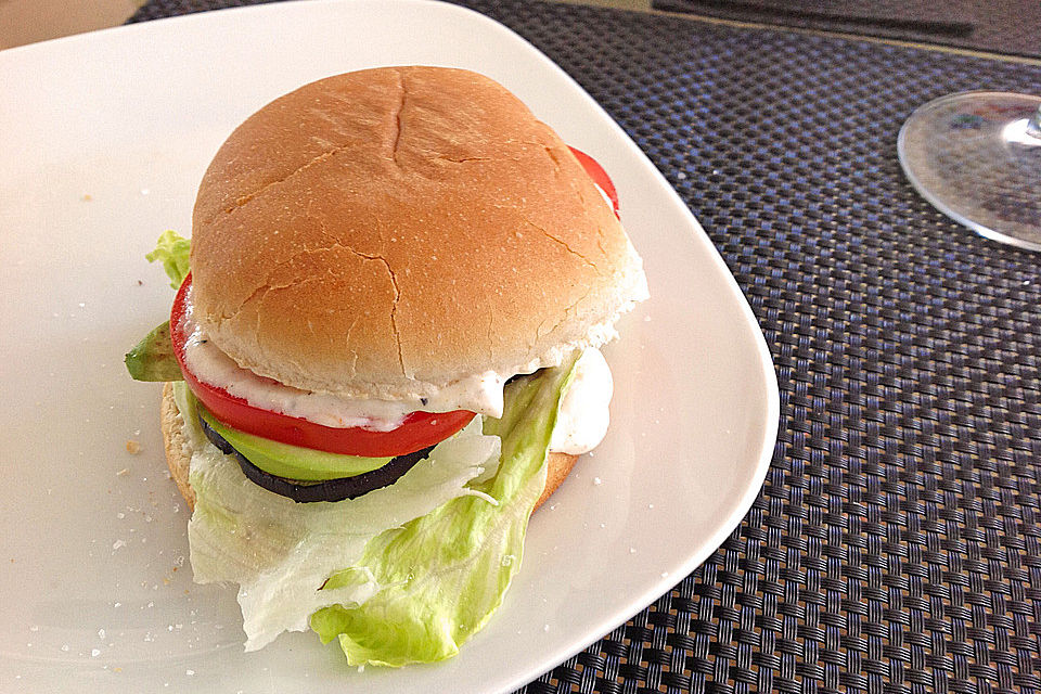 Tomaten-Auberginen-Avocado-Burger