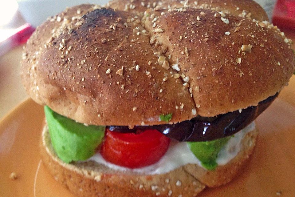 Tomaten-Auberginen-Avocado-Burger