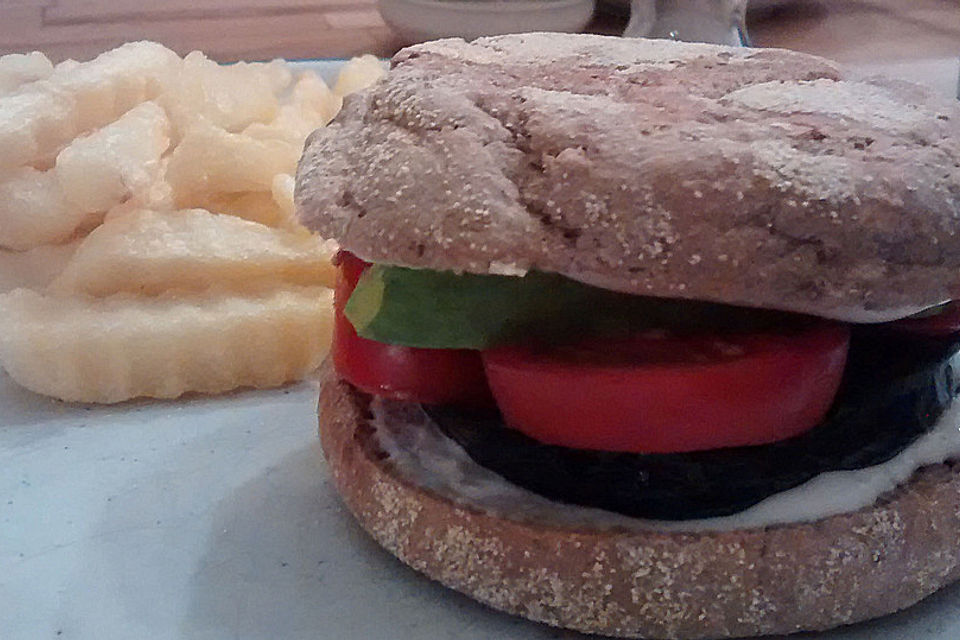 Tomaten-Auberginen-Avocado-Burger