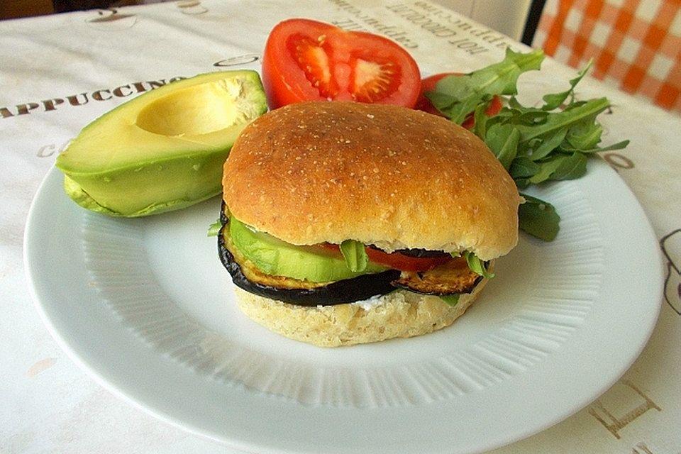 Tomaten-Auberginen-Avocado-Burger