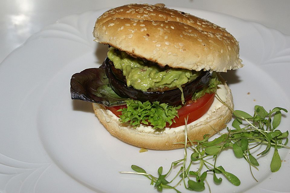 Tomaten-Auberginen-Avocado-Burger