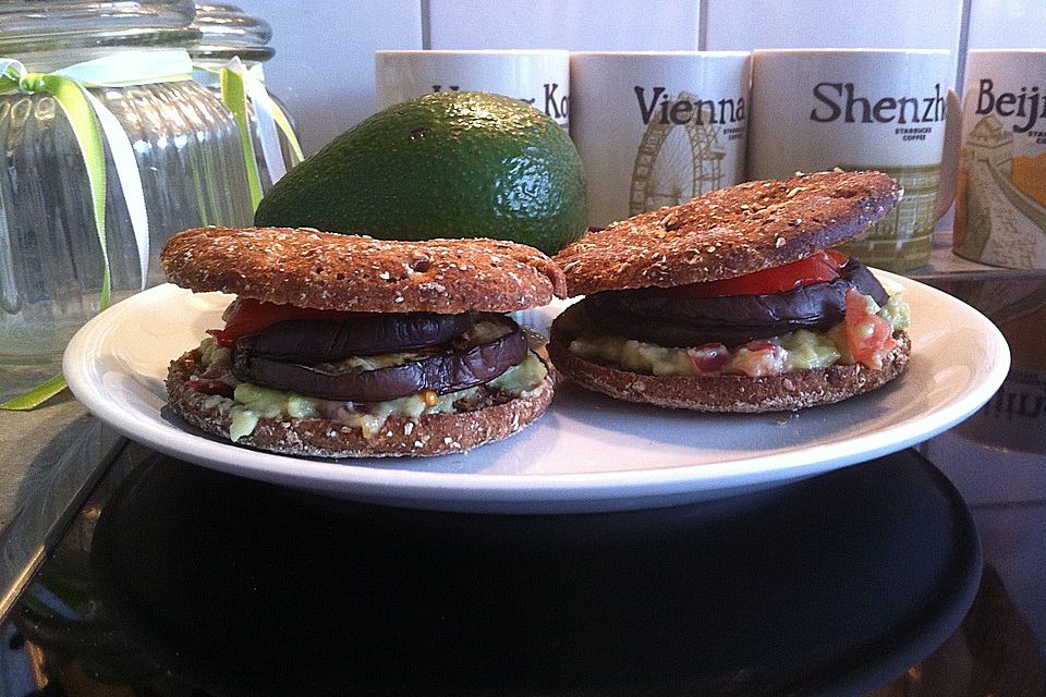 Tomaten-Auberginen-Avocado-Burger