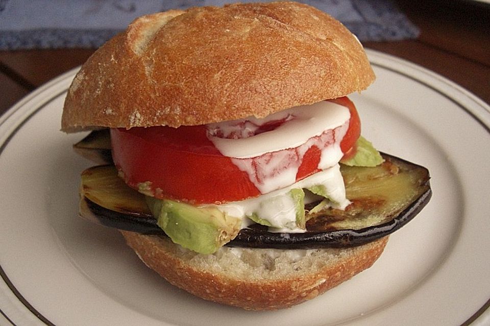 Tomaten-Auberginen-Avocado-Burger