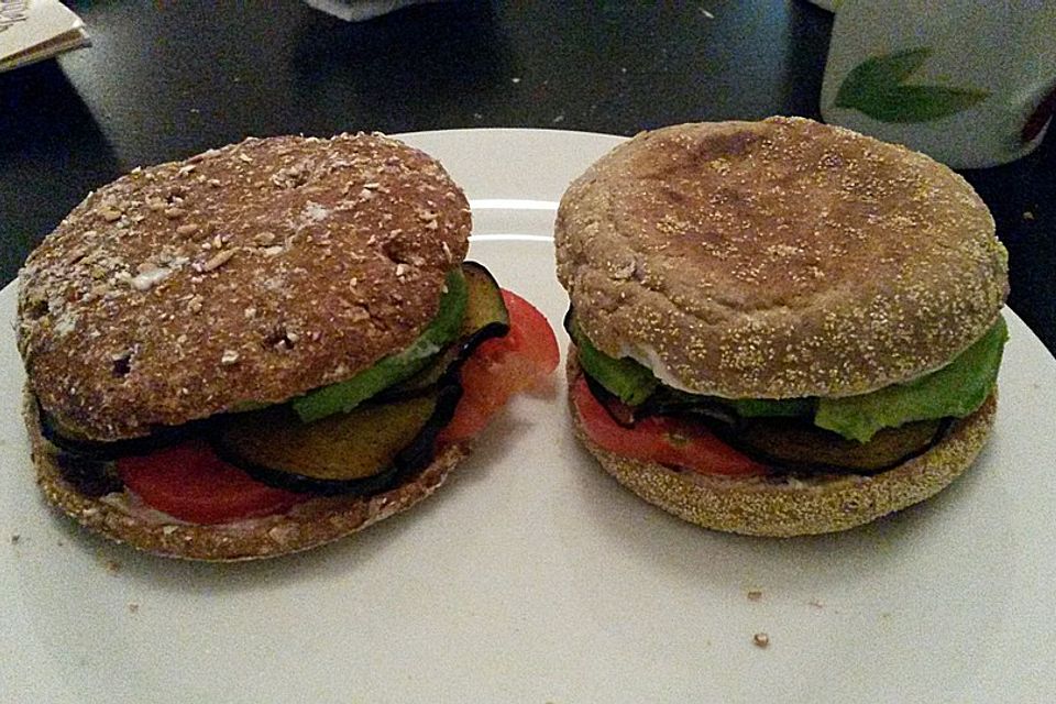 Tomaten-Auberginen-Avocado-Burger