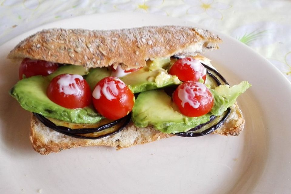 Tomaten-Auberginen-Avocado-Burger