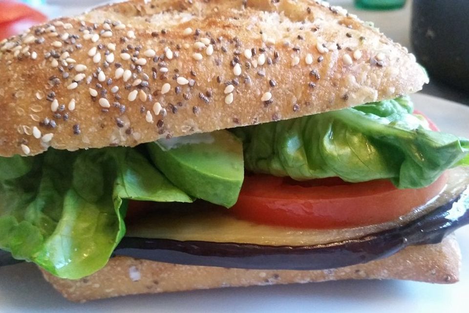 Tomaten-Auberginen-Avocado-Burger