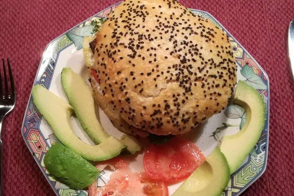 Tomaten-Auberginen-Avocado-Burger